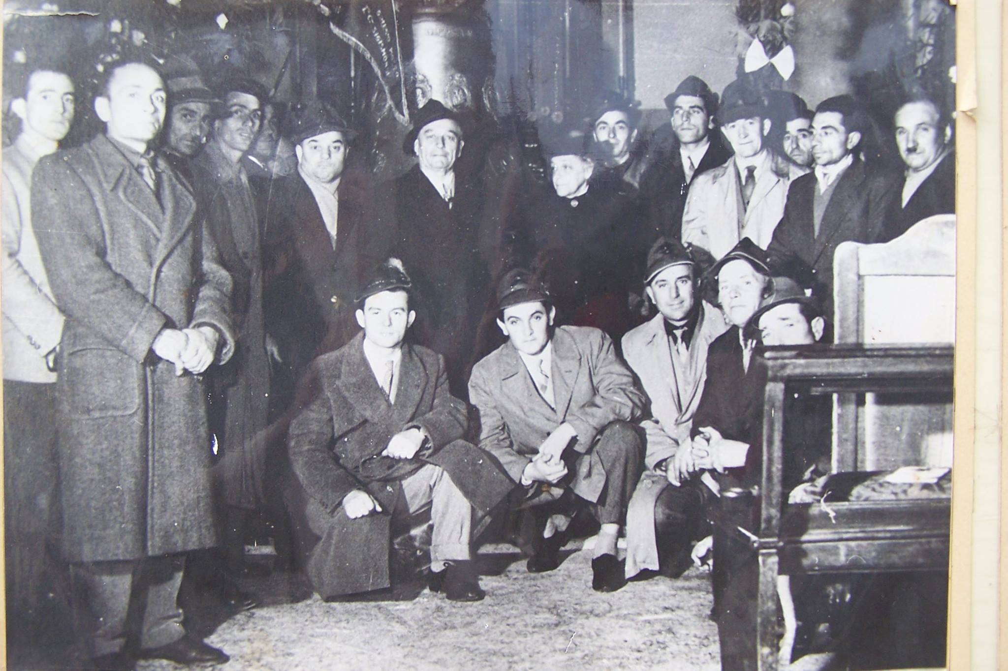 Gruppo Alpini di Mozzo posano accanto alle due nuove campane con la madrina Adele Sigismondi Berizzi  1954